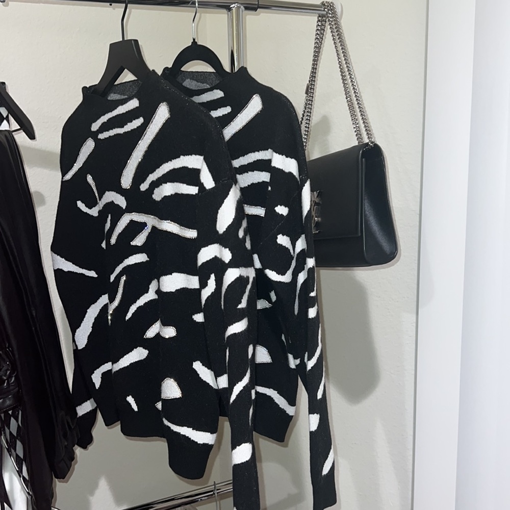 Ontwelft Beautiful stylish black and white sweater.